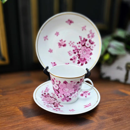 Vintage-Gedeck aus der DDR: Tasse, Untertasse & Kuchenteller von Fine China Lichte mit purpurfarbenem Blumenmotiv & Goldrand – stilvoll & sammelwürdig.