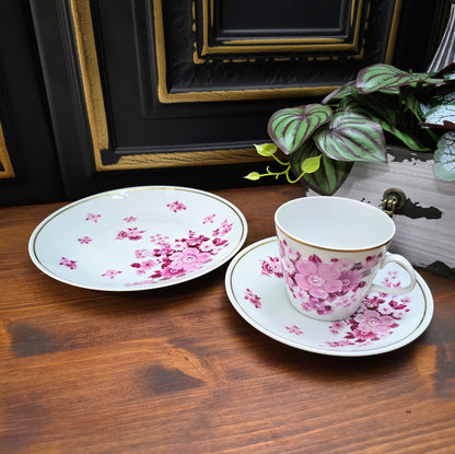 Vintage-Gedeck aus der DDR: Tasse, Untertasse & Kuchenteller von Fine China Lichte mit purpurfarbenem Blumenmotiv & Goldrand – stilvoll & sammelwürdig.