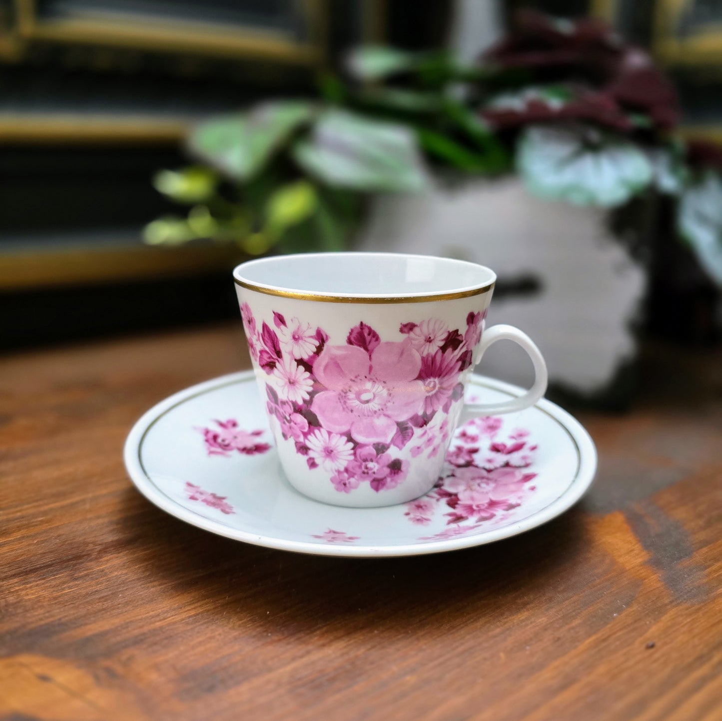 Vintage-Gedeck aus der DDR: Tasse, Untertasse & Kuchenteller von Fine China Lichte mit purpurfarbenem Blumenmotiv & Goldrand – stilvoll & sammelwürdig.