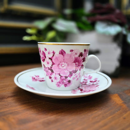 Vintage-Gedeck aus der DDR: Tasse, Untertasse & Kuchenteller von Fine China Lichte mit purpurfarbenem Blumenmotiv & Goldrand – stilvoll & sammelwürdig.