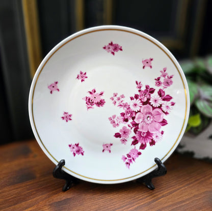 Vintage-Gedeck aus der DDR: Tasse, Untertasse & Kuchenteller von Fine China Lichte mit purpurfarbenem Blumenmotiv & Goldrand – stilvoll & sammelwürdig.