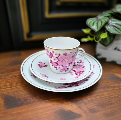 Vintage-Gedeck aus der DDR: Tasse, Untertasse & Kuchenteller von Fine China Lichte mit purpurfarbenem Blumenmotiv & Goldrand – stilvoll & sammelwürdig.