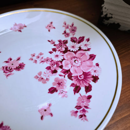 Vintage-Gedeck aus der DDR: Tasse, Untertasse & Kuchenteller von Fine China Lichte mit purpurfarbenem Blumenmotiv & Goldrand – stilvoll & sammelwürdig.