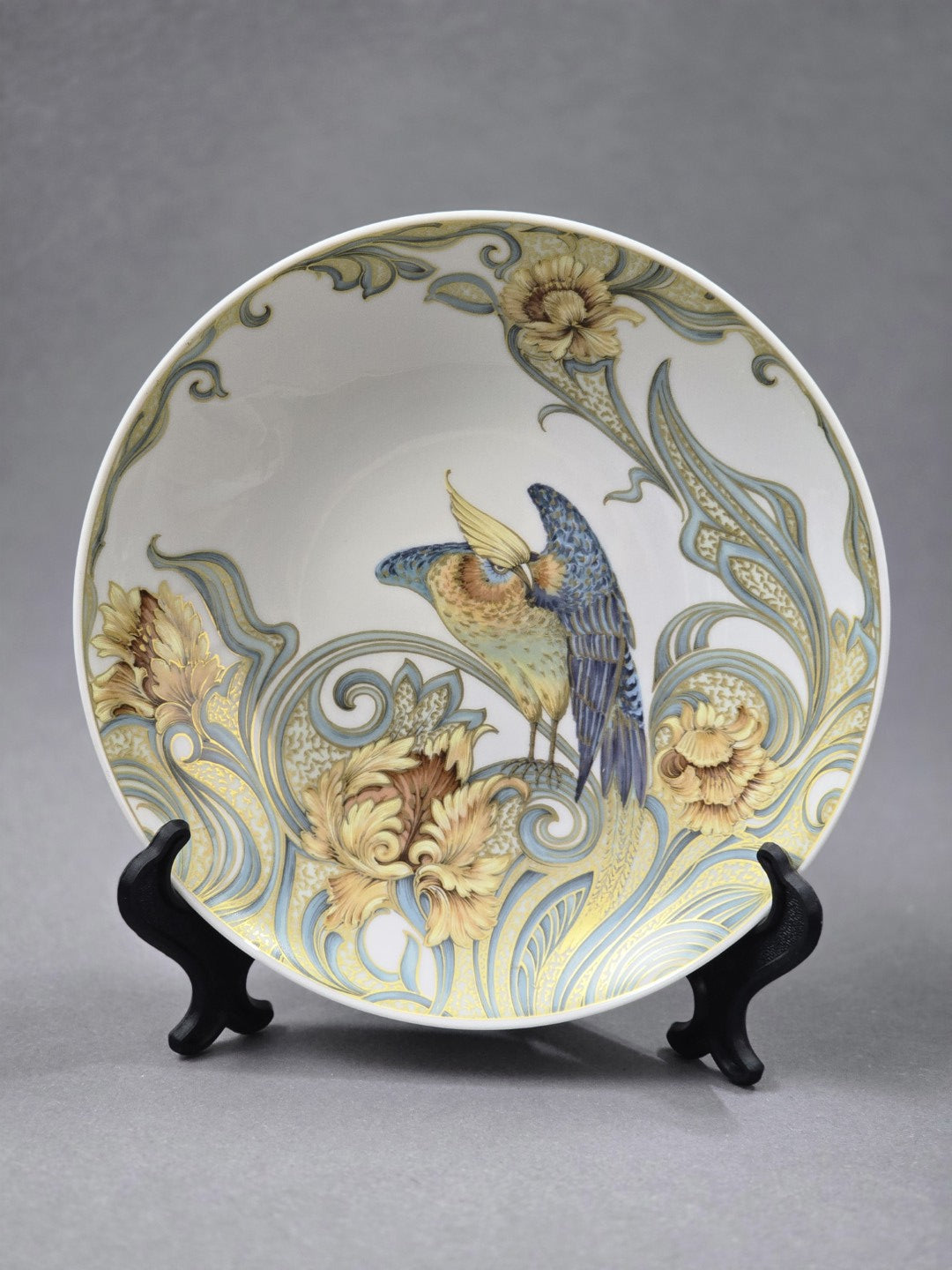 Vintage Kaiser Porzellanschale Serail mit Vogelmotiv, floralem Dekor in Blau und Beige sowie Goldstaffage in Frontalansicht