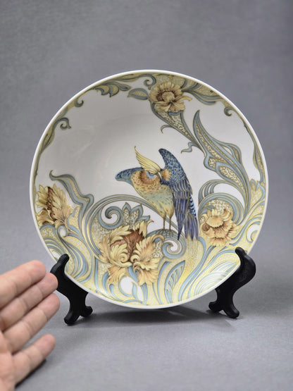 Vintage Kaiser Porzellanschale mit Vogel- und Blumendekor in Blau, Beige und Gold, frontal mit Hand als Größenvergleich fotografiert