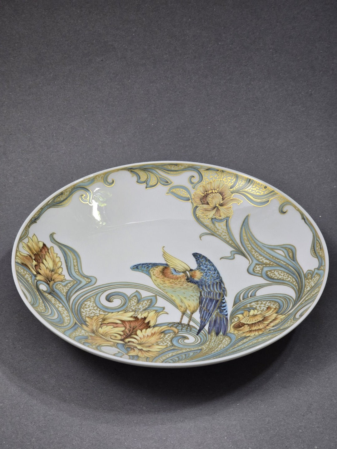 Vintage Kaiser Porzellanschale Serail mit zentralem Vogelmotiv, floralen Ornamenten und Goldstaffage in schräger Innenansicht von oben