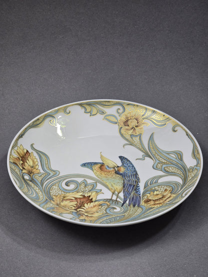 Vintage Kaiser Porzellanschale Serail mit zentralem Vogelmotiv, floralen Ornamenten und Goldstaffage in schräger Innenansicht von oben