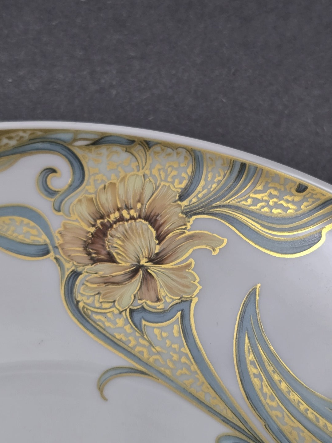 Vintage Kaiser Porzellanschale mit beigefarbener Blüte, blauen Ornamentlinien und feiner Goldstaffage in dekorativer Nahaufnahme