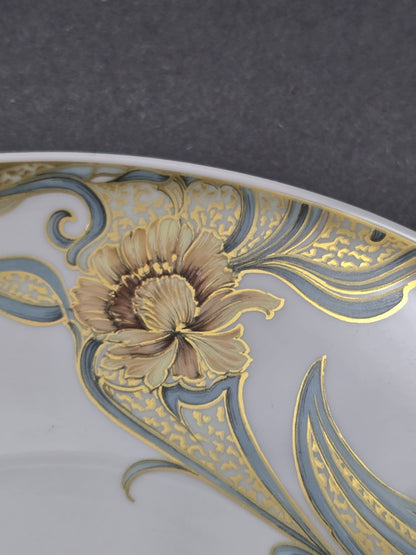 Vintage Kaiser Porzellanschale mit beigefarbener Blüte, blauen Ornamentlinien und feiner Goldstaffage in dekorativer Nahaufnahme