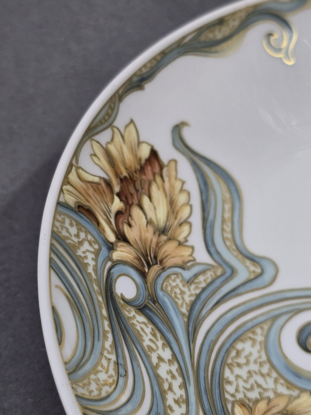 Vintage Kaiser Porzellanschale mit floralem Serail-Dekor in Beige, Blau und Gold, Detailansicht einer Blüte und geschwungener Blätter