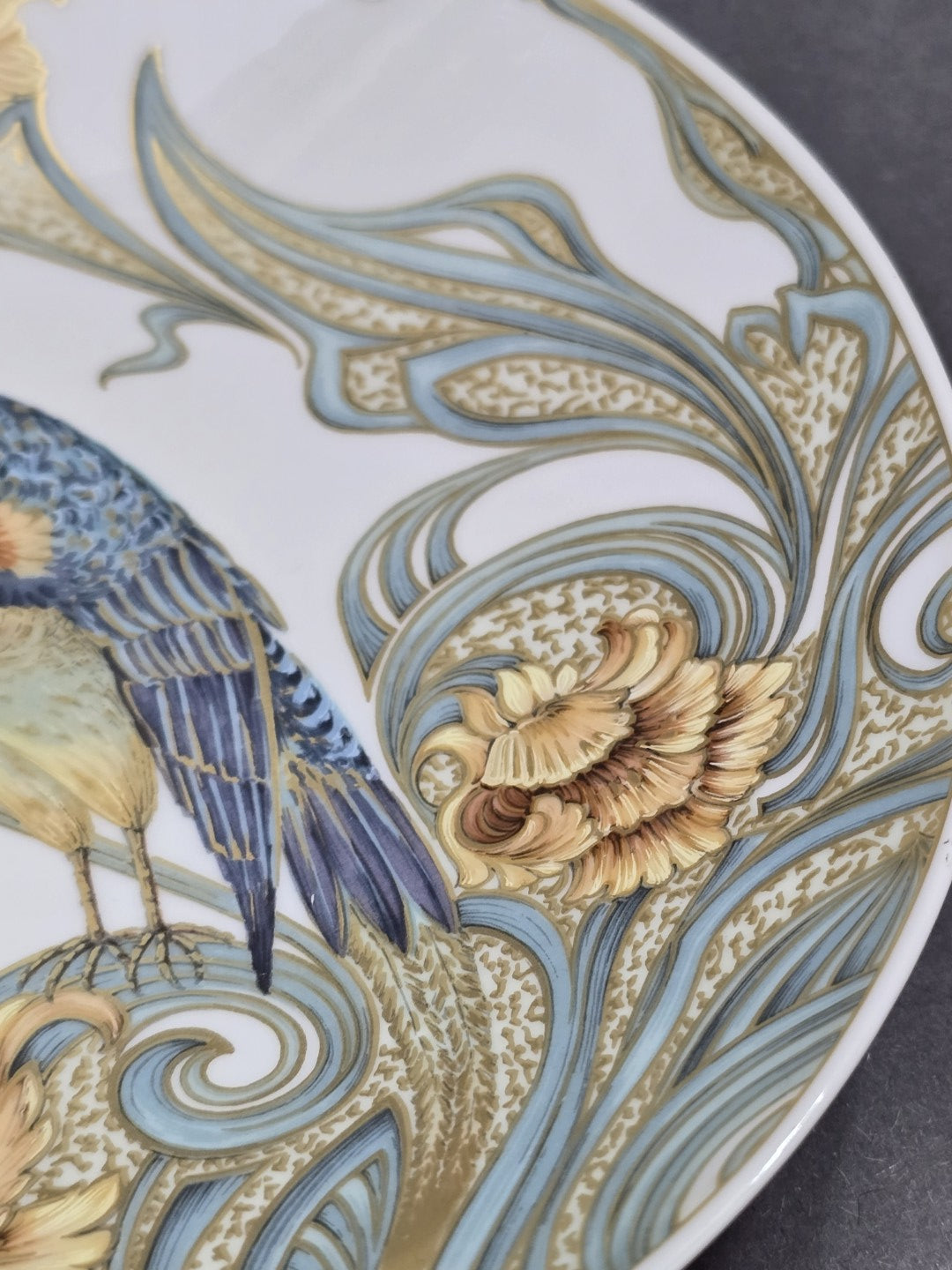 Vintage Kaiser Porzellanschale mit Vogelmotiv, blauem Federkleid und goldfarbenen Akzenten in vergrößerter Detailaufnahme