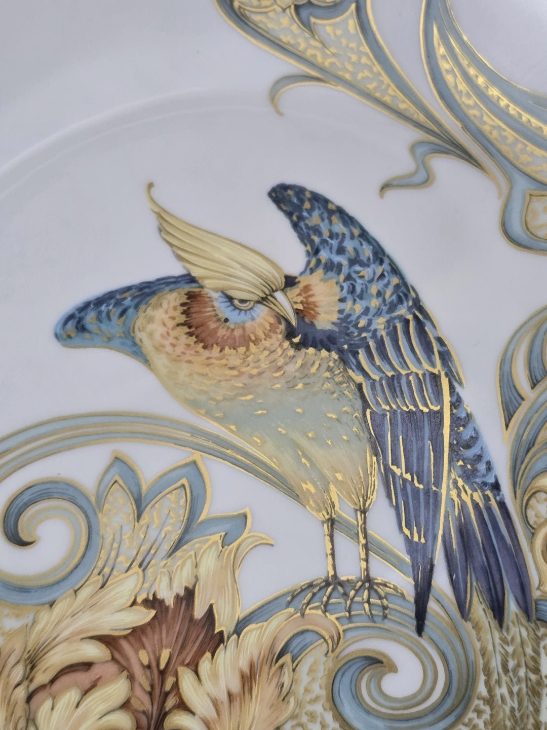 Vintage Kaiser Porzellanschale mit großem Blütenornament in Beige und Braun, umgeben von blauen Linien und Golddekor in Nahaufnahme