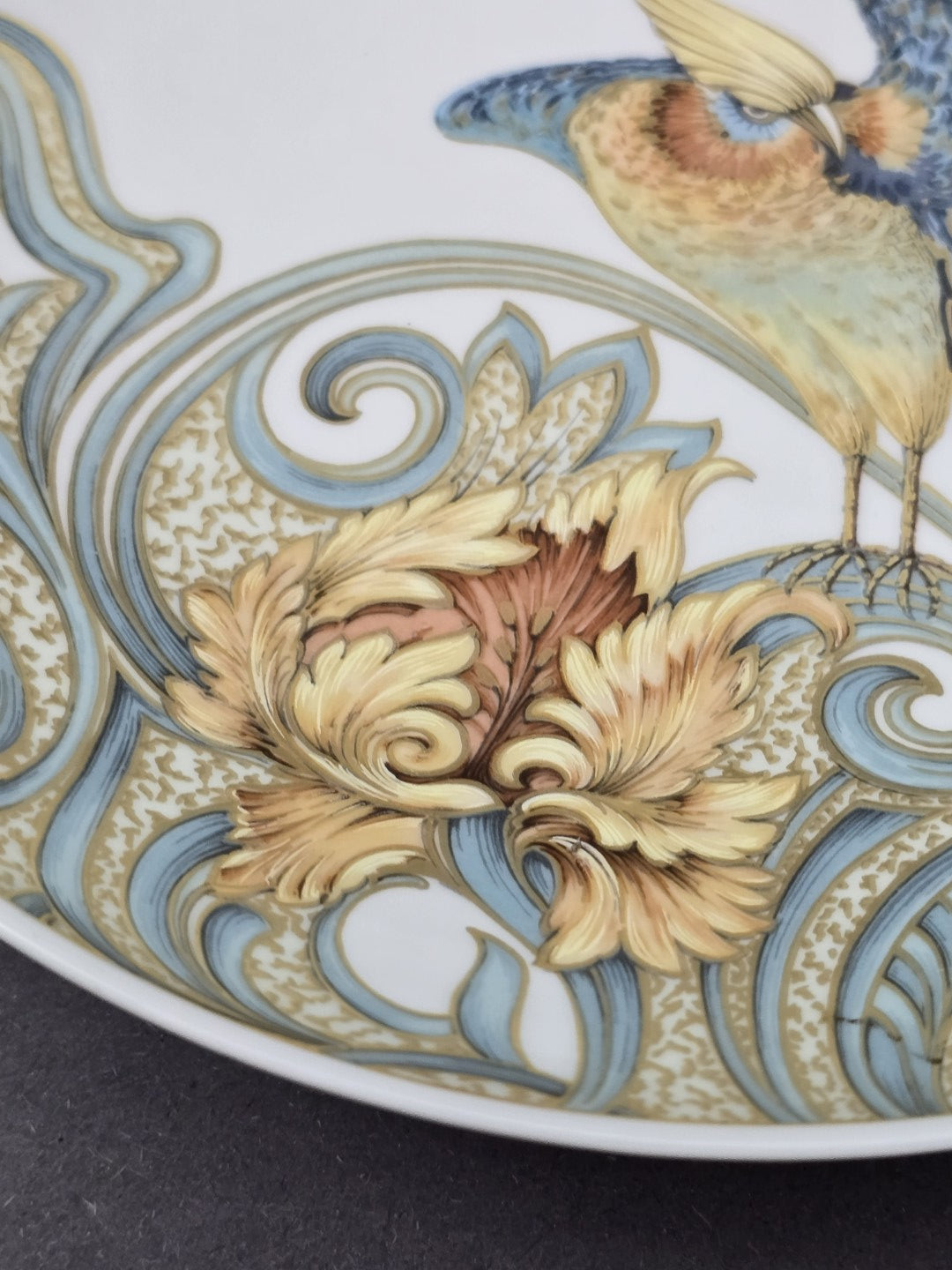 Vintage Kaiser Porzellanschale mit geschwungenem Blattdekor in Blau und Gold, Detailansicht des oberen Innenrands