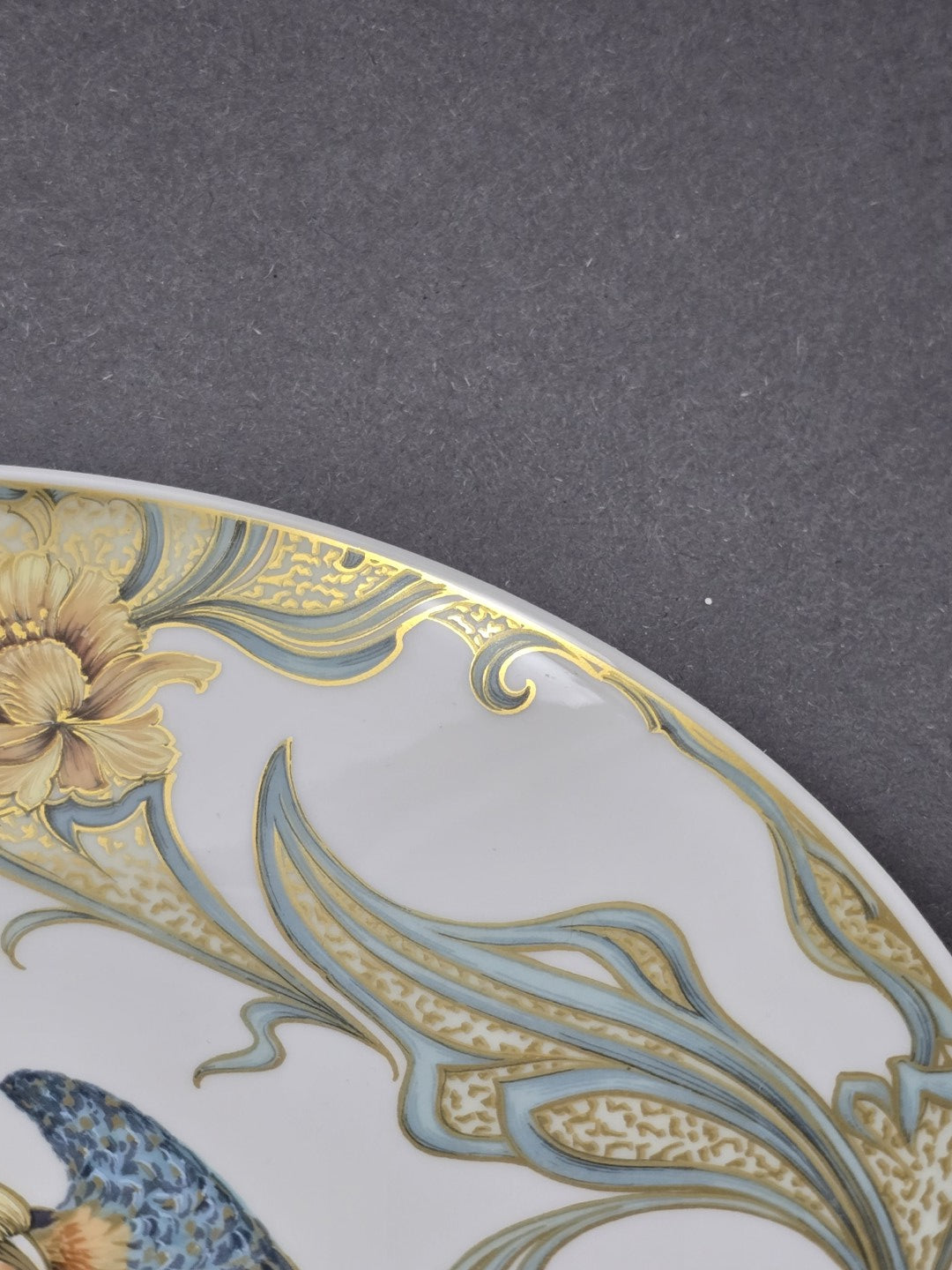 Vintage Kaiser Porzellanschale mit Vogelmotiv und floraler Goldstaffage, Nahaufnahme des Innenrands und der ornamentalen Linien
