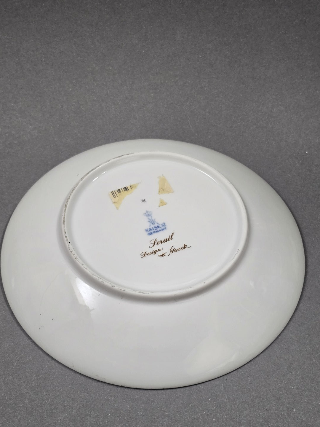 Vintage Kaiser Porzellanschale in Bodenansicht mit sichtbarer Marke Kaiser Germany, Serienname Serail und Designangabe K. Nossek