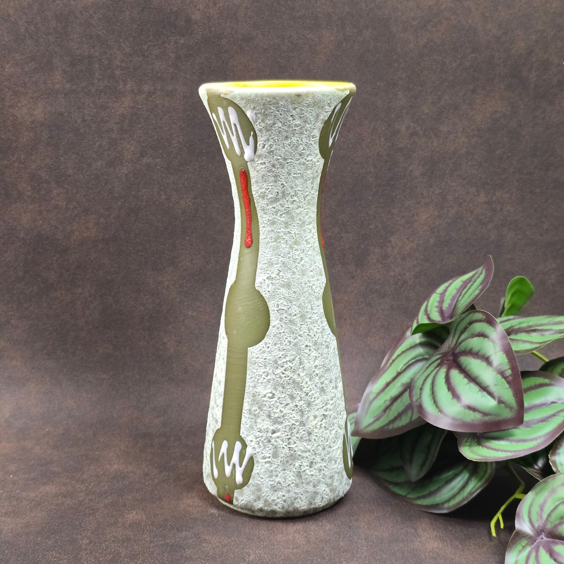 Vintage-Keramikvase Jasba 602/19 aus den 60ern – grün-weiß mit sonnengelbem Innenraum, Putzstruktur, guter Zustand. Charmanter Designklassiker für dein Zuhause.