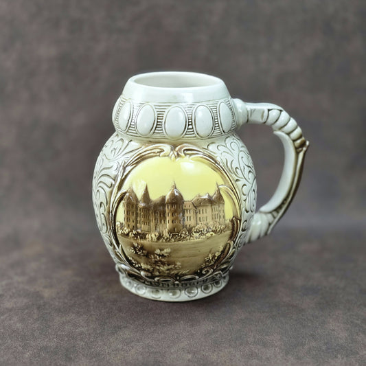 Vintage-Krug Schloss Moritzburg mit Löwenwappen, Sitzendorfer Porzellanmanufaktur, Deutschland, ca. 1950–1970.