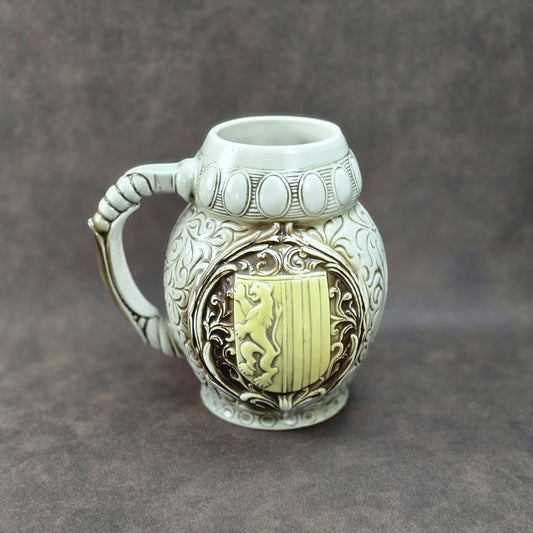 Vintage-Krug Schloss Moritzburg mit Löwenwappen, Sitzendorfer Porzellanmanufaktur, Deutschland, ca. 1950–1970.