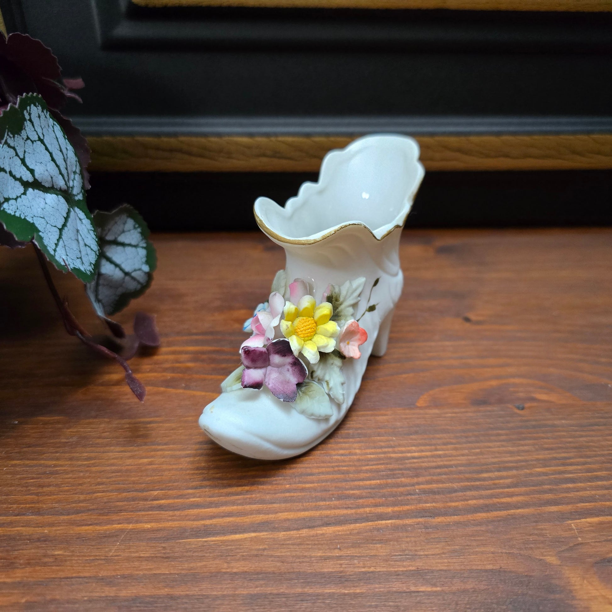 Vintage-Porzellanschuh von Kelvin Fine China, Japan 1950er – mit floraler Verzierung, mattes Bisquit-Porzellan, romantische Deko