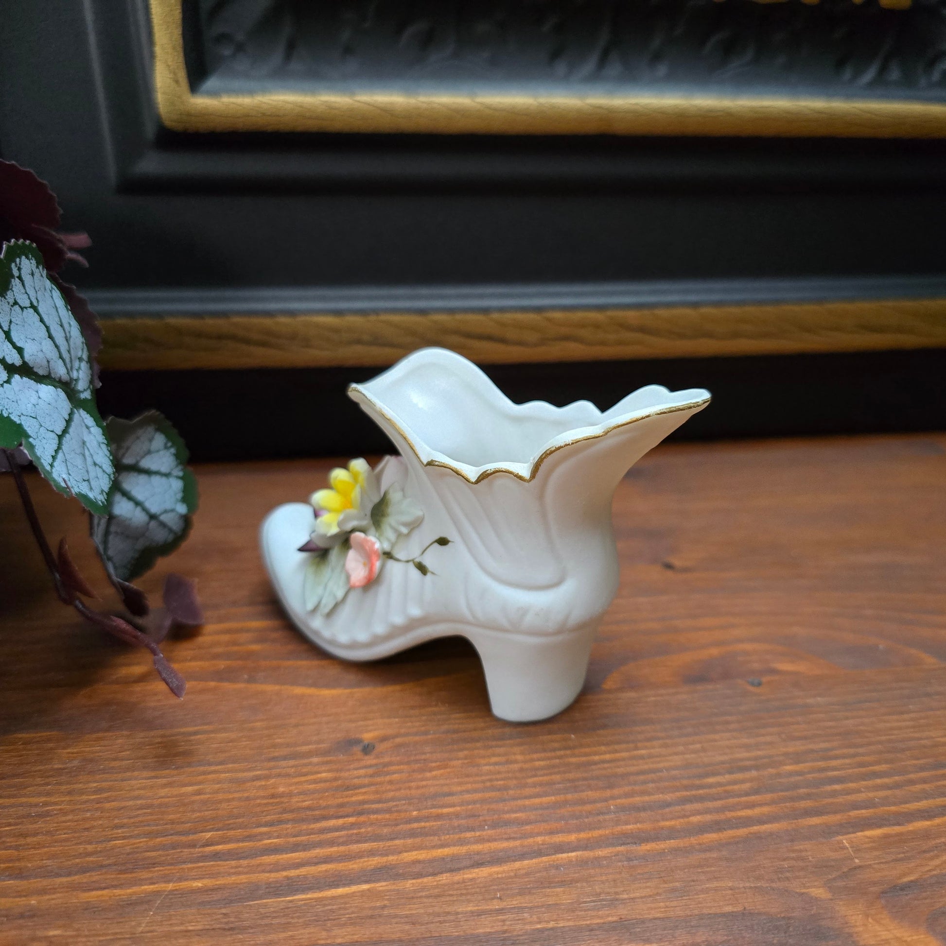 Vintage-Porzellanschuh von Kelvin Fine China, Japan 1950er – mit floraler Verzierung, mattes Bisquit-Porzellan, romantische Deko