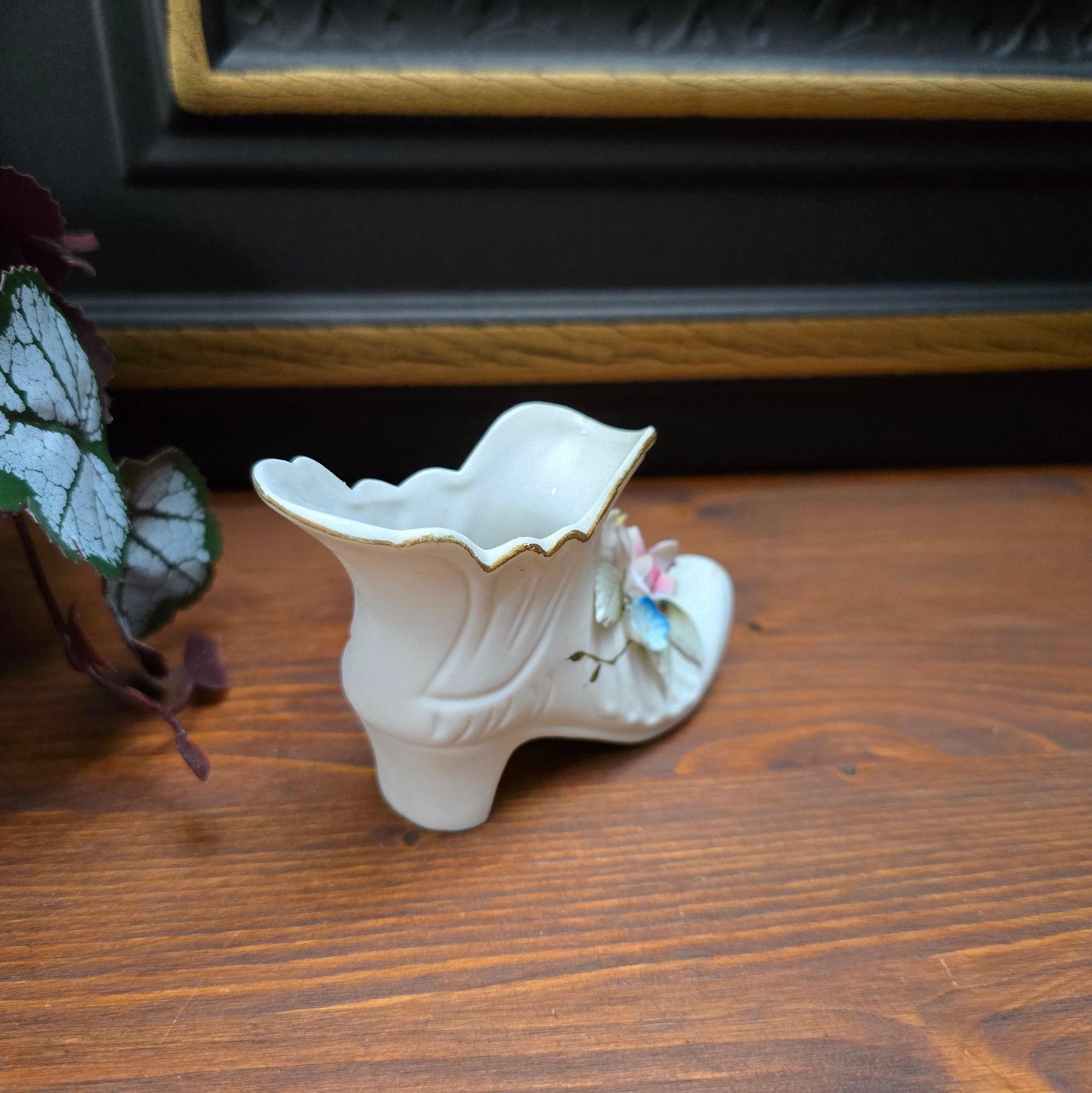 Vintage-Porzellanschuh von Kelvin Fine China, Japan 1950er – mit floraler Verzierung, mattes Bisquit-Porzellan, romantische Deko