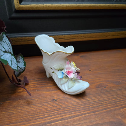 Vintage-Porzellanschuh von Kelvin Fine China, Japan 1950er – mit floraler Verzierung, mattes Bisquit-Porzellan, romantische Deko
