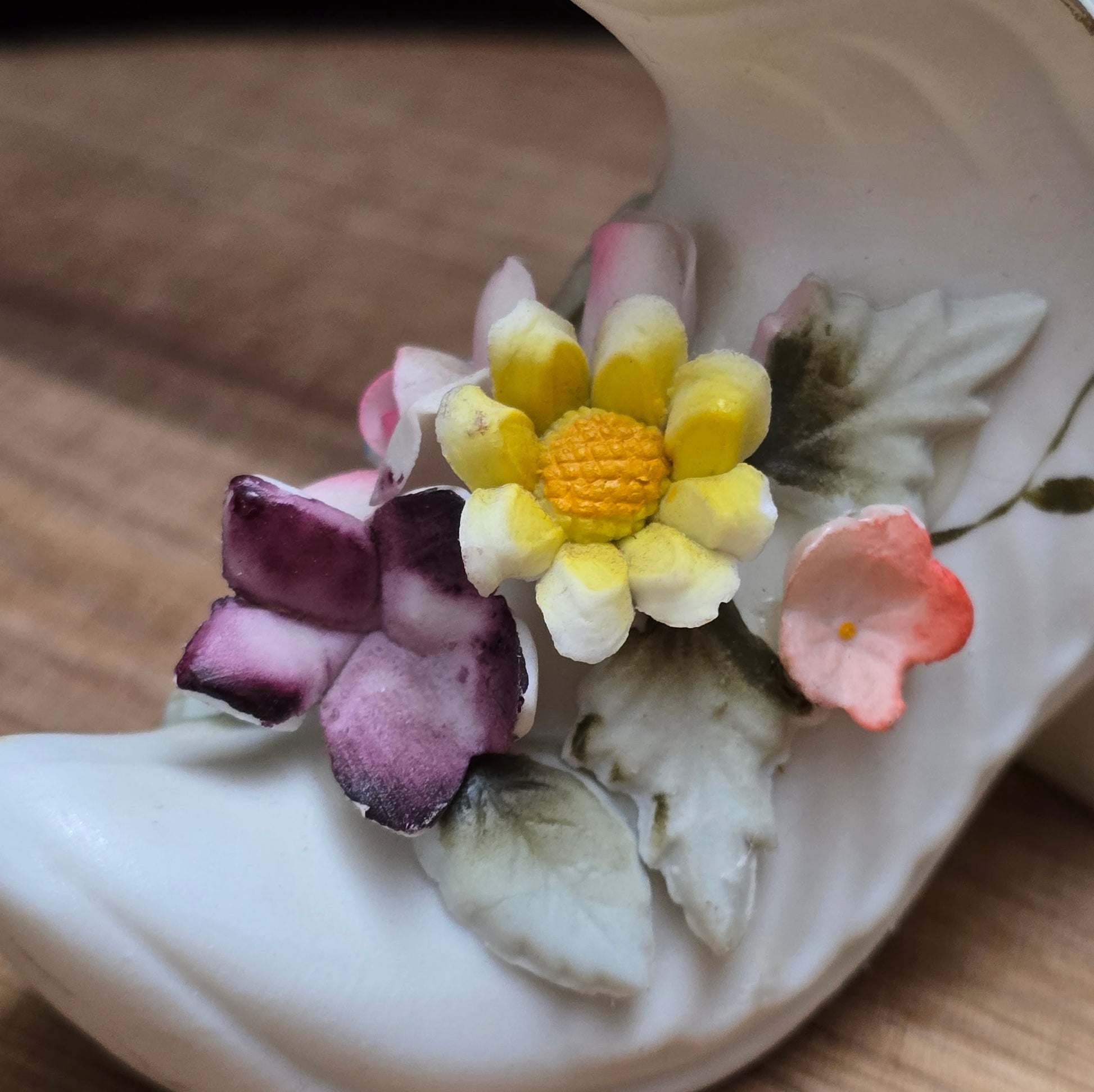 Vintage-Porzellanschuh von Kelvin Fine China, Japan 1950er – mit floraler Verzierung, mattes Bisquit-Porzellan, romantische Deko