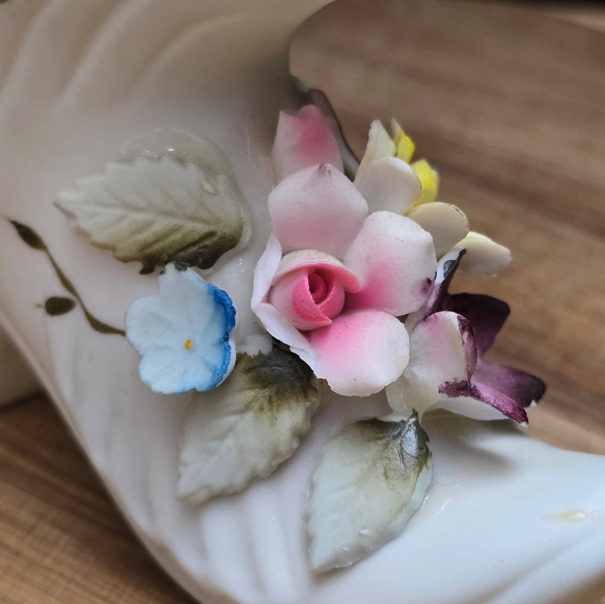 Vintage-Porzellanschuh von Kelvin Fine China, Japan 1950er – mit floraler Verzierung, mattes Bisquit-Porzellan, romantische Deko