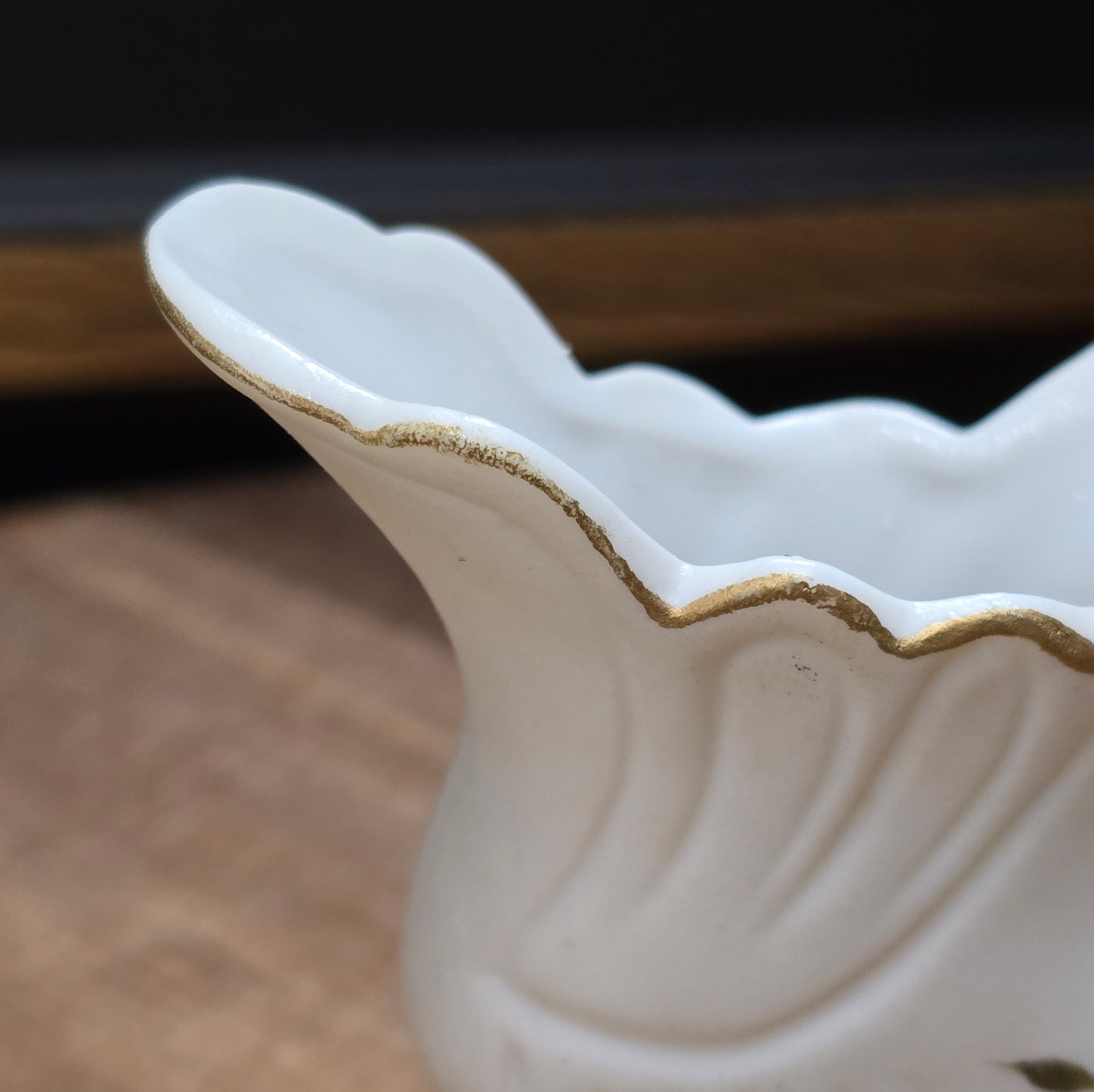 Vintage-Porzellanschuh von Kelvin Fine China, Japan 1950er – mit floraler Verzierung, mattes Bisquit-Porzellan, romantische Deko