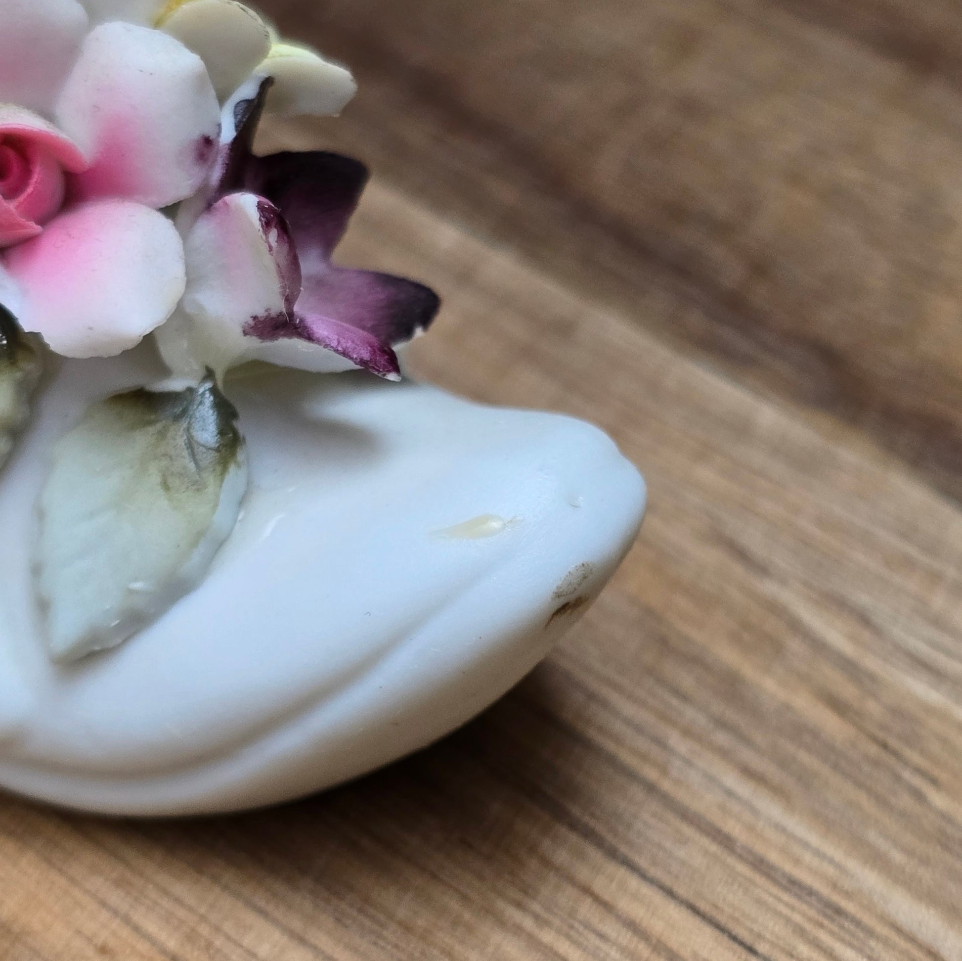 Vintage-Porzellanschuh von Kelvin Fine China, Japan 1950er – mit floraler Verzierung, mattes Bisquit-Porzellan, romantische Deko