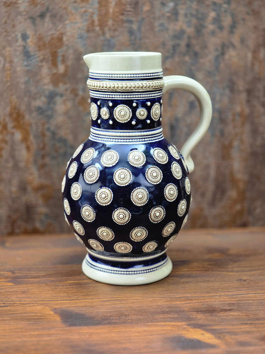 Vintage Steinzeugkrug von Marzi & Remy aus dem Westerwald mit kobaltblauem Reliefdekor, 1 Liter Volumen, dekorativer Keramikkrug.