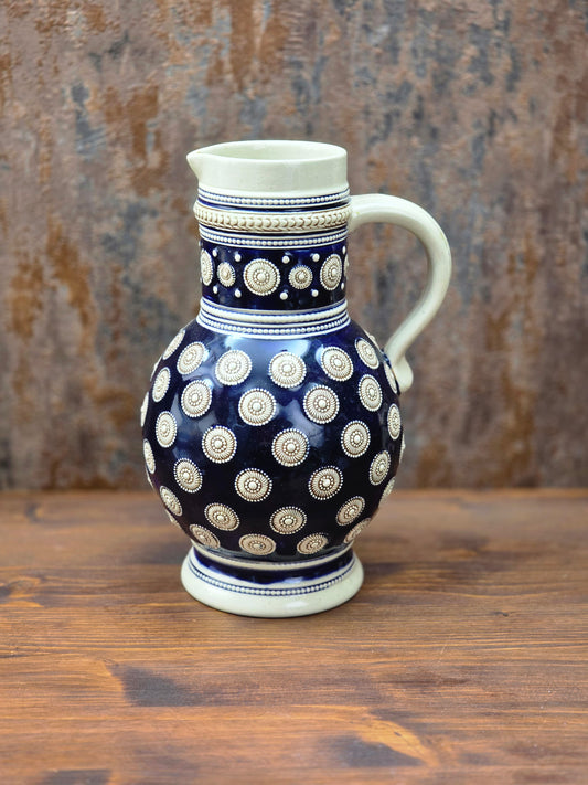 Vintage Steinzeugkrug von Marzi & Remy aus dem Westerwald mit kobaltblauem Reliefdekor, 1 Liter Volumen, dekorativer Keramikkrug.