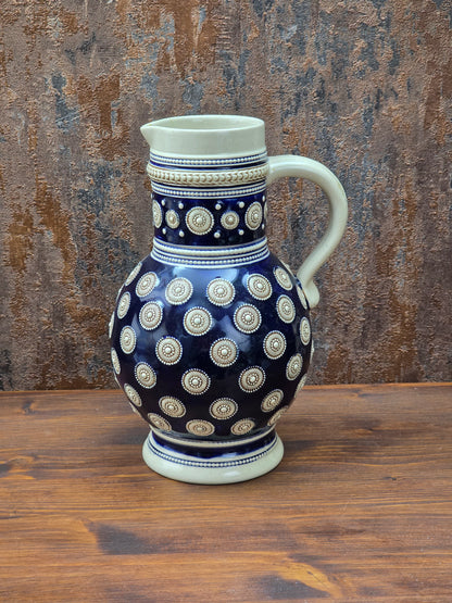 Vintage Steinzeugkrug von Marzi & Remy aus dem Westerwald mit kobaltblauem Reliefdekor, 1 Liter Volumen, dekorativer Keramikkrug.
