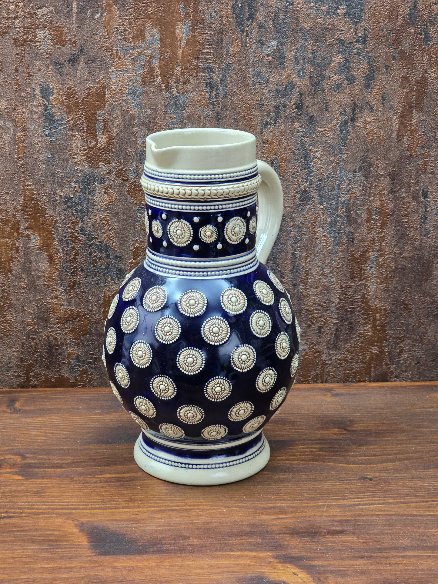 Vintage Steinzeugkrug von Marzi & Remy aus dem Westerwald mit kobaltblauem Reliefdekor, 1 Liter Volumen, dekorativer Keramikkrug.