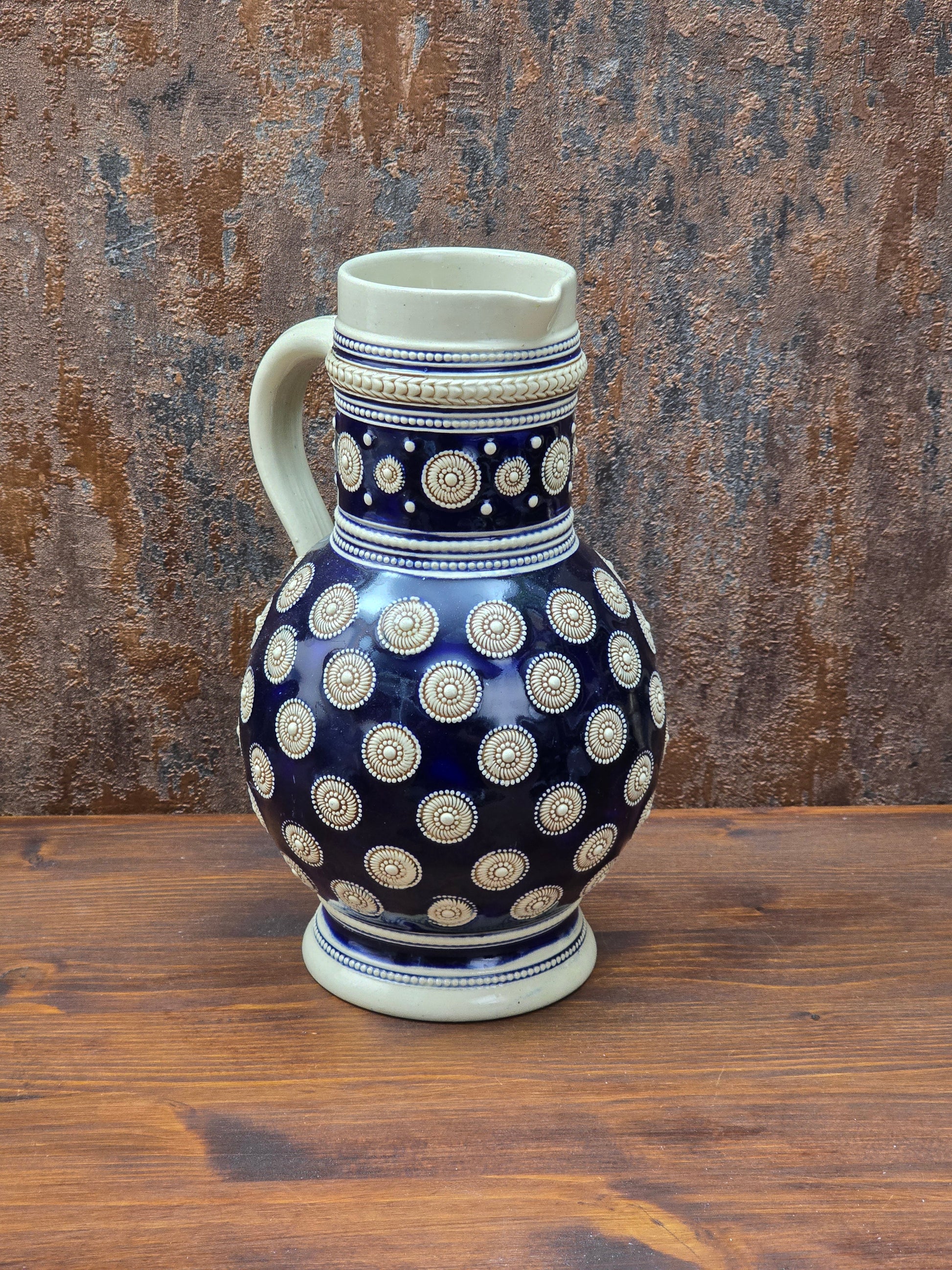 Vintage Steinzeugkrug von Marzi & Remy aus dem Westerwald mit kobaltblauem Reliefdekor, 1 Liter Volumen, dekorativer Keramikkrug.