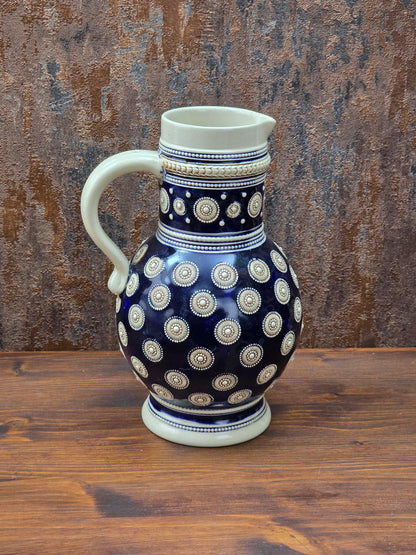 Vintage Steinzeugkrug von Marzi & Remy aus dem Westerwald mit kobaltblauem Reliefdekor, 1 Liter Volumen, dekorativer Keramikkrug.