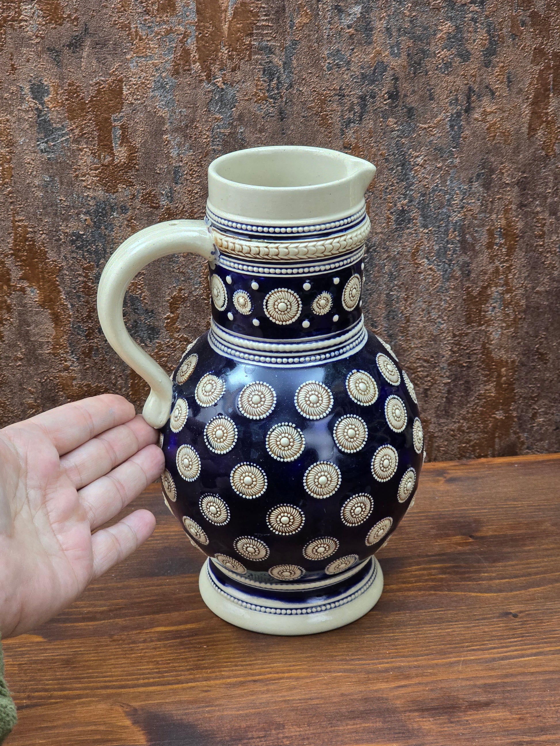 Vintage Steinzeugkrug von Marzi & Remy aus dem Westerwald mit kobaltblauem Reliefdekor, 1 Liter Volumen, dekorativer Keramikkrug.