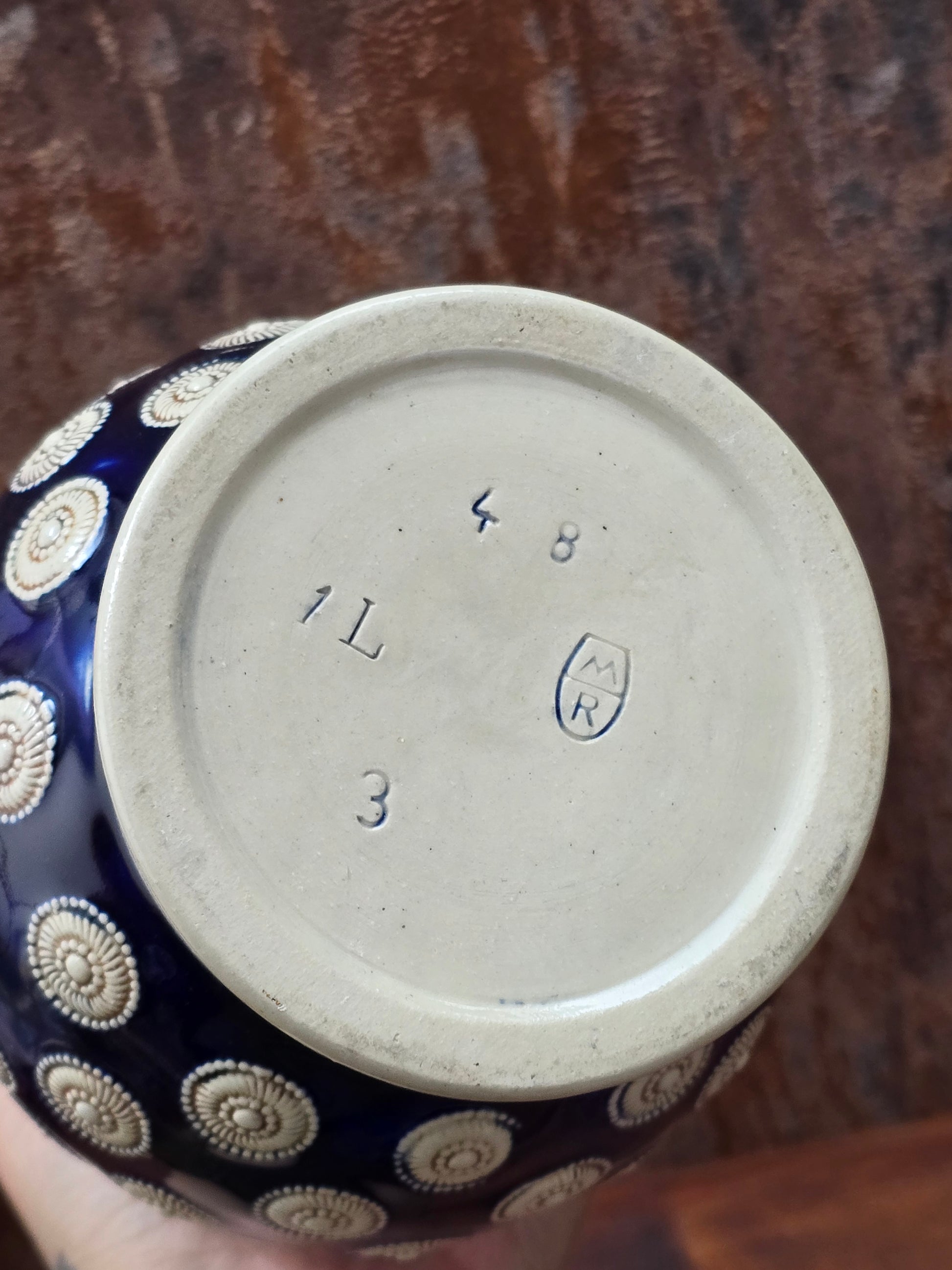 Vintage Steinzeugkrug von Marzi & Remy aus dem Westerwald mit kobaltblauem Reliefdekor, 1 Liter Volumen, dekorativer Keramikkrug.