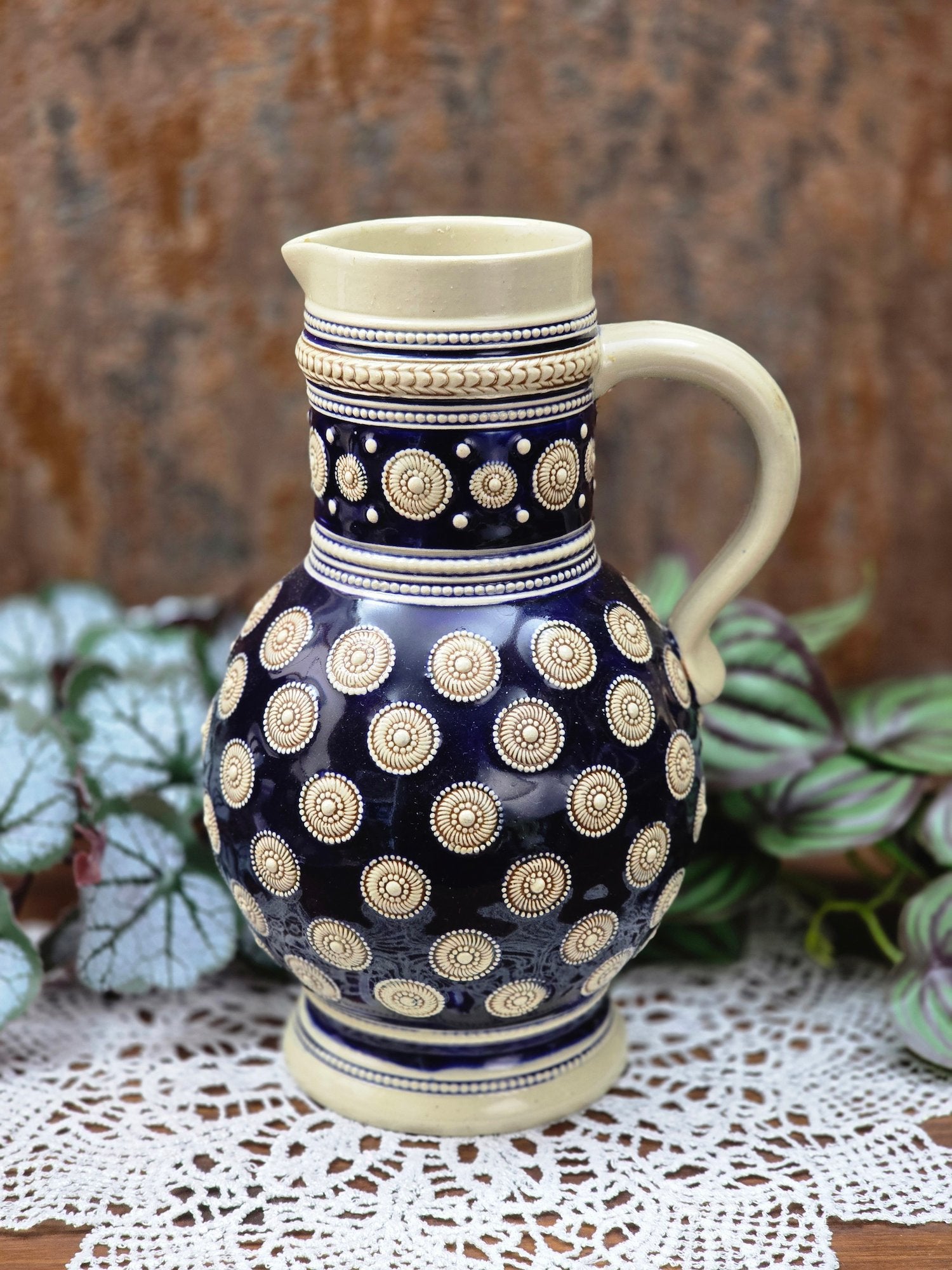 Vintage Steinzeugkrug von Marzi & Remy aus dem Westerwald mit kobaltblauem Reliefdekor, 1 Liter Volumen, dekorativer Keramikkrug.