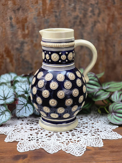 Vintage Steinzeugkrug von Marzi & Remy aus dem Westerwald mit kobaltblauem Reliefdekor, 1 Liter Volumen, dekorativer Keramikkrug.