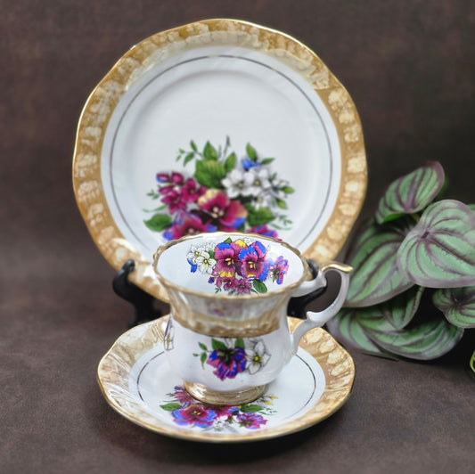 3-teiliges Vintage Sammelgedeck von DW Chodziez aus Polen. Zartes Blumenmotiv, cappuccinofarbener Rand & Golddekor machen dieses Porzellanset zu einem echten Blickfang.