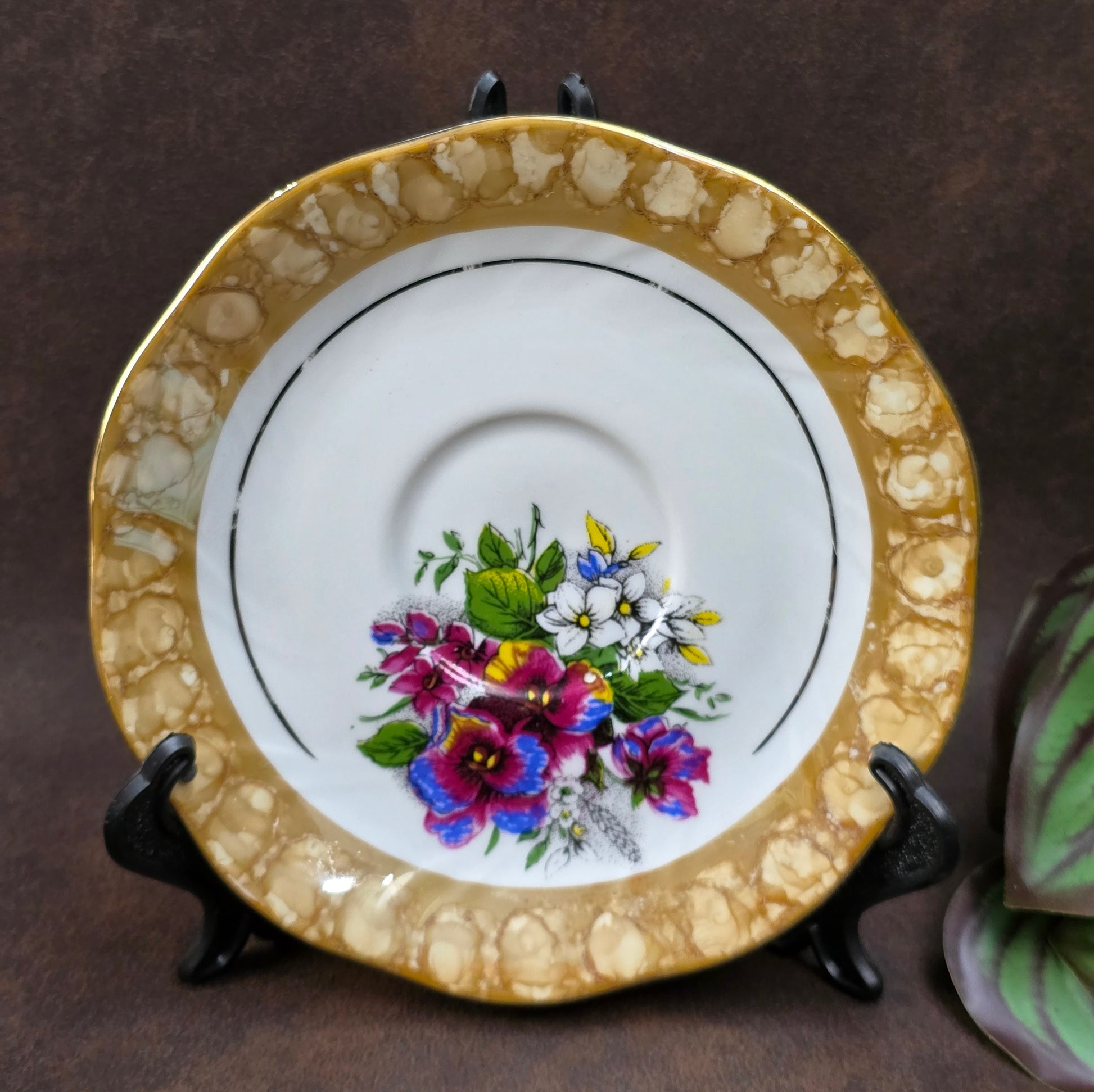 3-teiliges Vintage Sammelgedeck von DW Chodziez aus Polen. Zartes Blumenmotiv, cappuccinofarbener Rand & Golddekor machen dieses Porzellanset zu einem echten Blickfang.