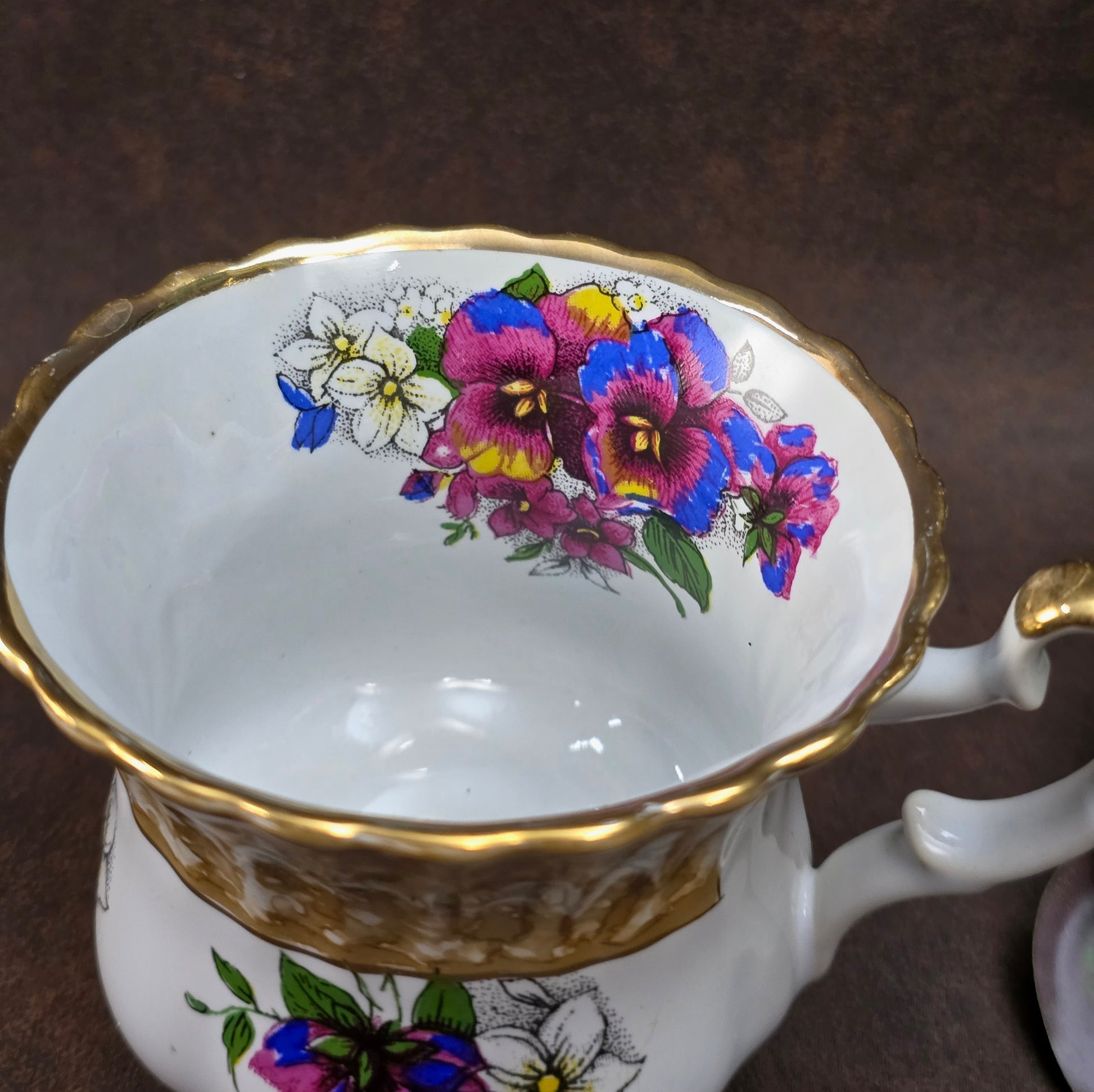 3-teiliges Vintage Sammelgedeck von DW Chodziez aus Polen. Zartes Blumenmotiv, cappuccinofarbener Rand & Golddekor machen dieses Porzellanset zu einem echten Blickfang.