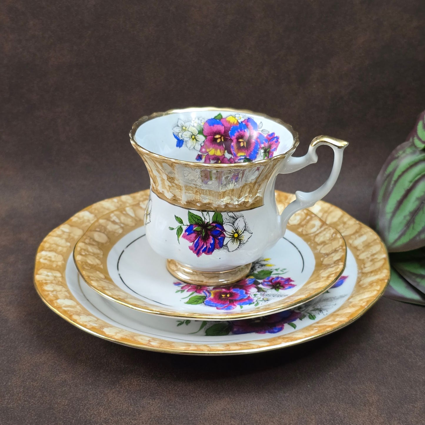 3-teiliges Vintage Sammelgedeck von DW Chodziez aus Polen. Zartes Blumenmotiv, cappuccinofarbener Rand & Golddekor machen dieses Porzellanset zu einem echten Blickfang.