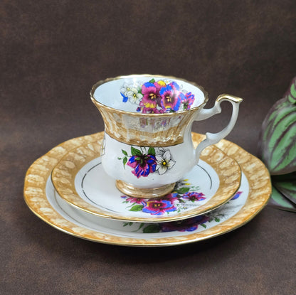 3-teiliges Vintage Sammelgedeck von DW Chodziez aus Polen. Zartes Blumenmotiv, cappuccinofarbener Rand & Golddekor machen dieses Porzellanset zu einem echten Blickfang.