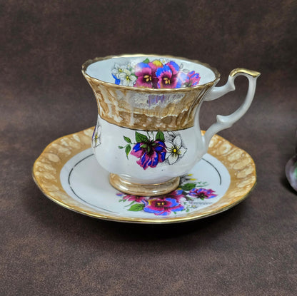 3-teiliges Vintage Sammelgedeck von DW Chodziez aus Polen. Zartes Blumenmotiv, cappuccinofarbener Rand & Golddekor machen dieses Porzellanset zu einem echten Blickfang.