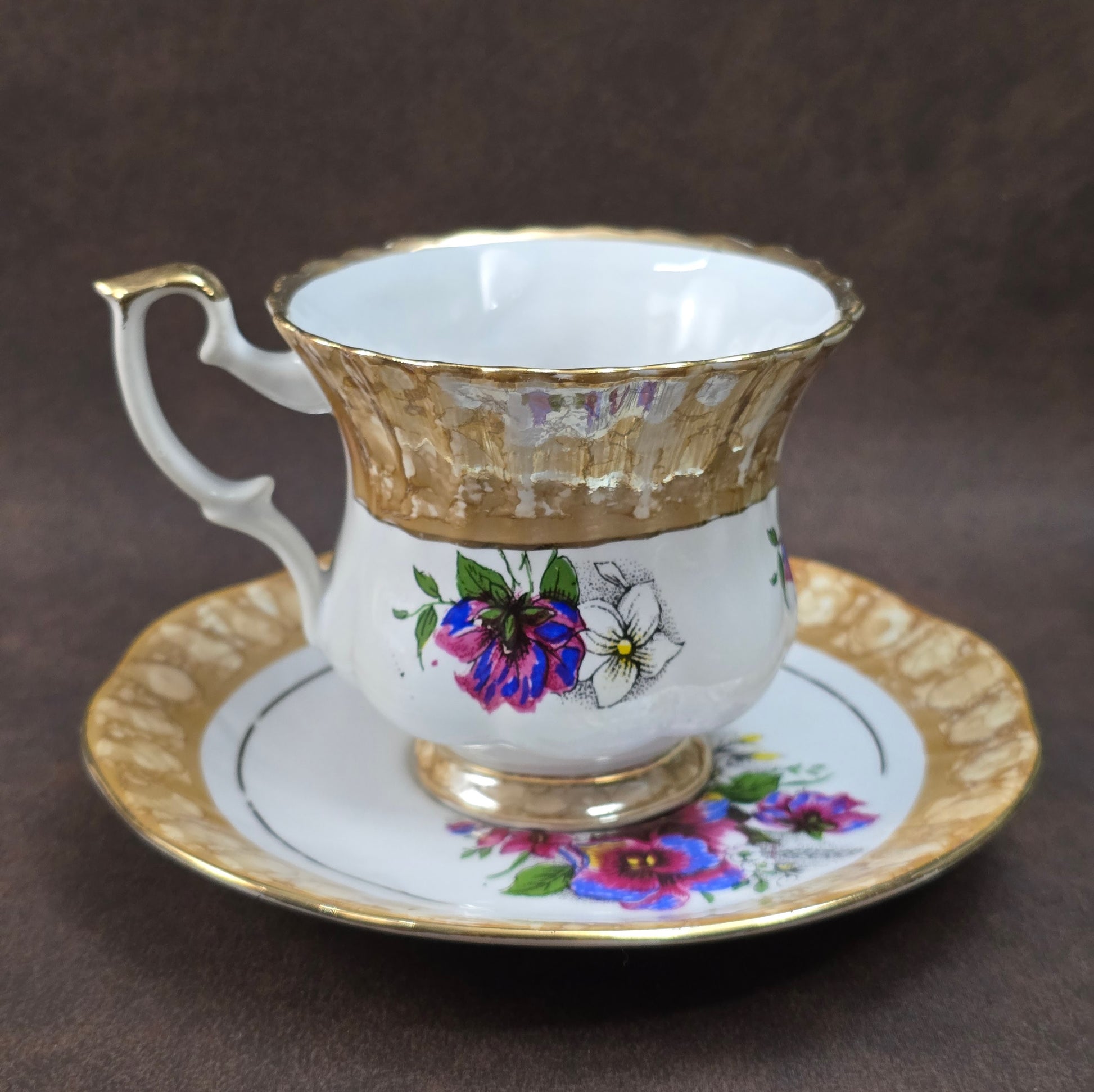 3-teiliges Vintage Sammelgedeck von DW Chodziez aus Polen. Zartes Blumenmotiv, cappuccinofarbener Rand & Golddekor machen dieses Porzellanset zu einem echten Blickfang.
