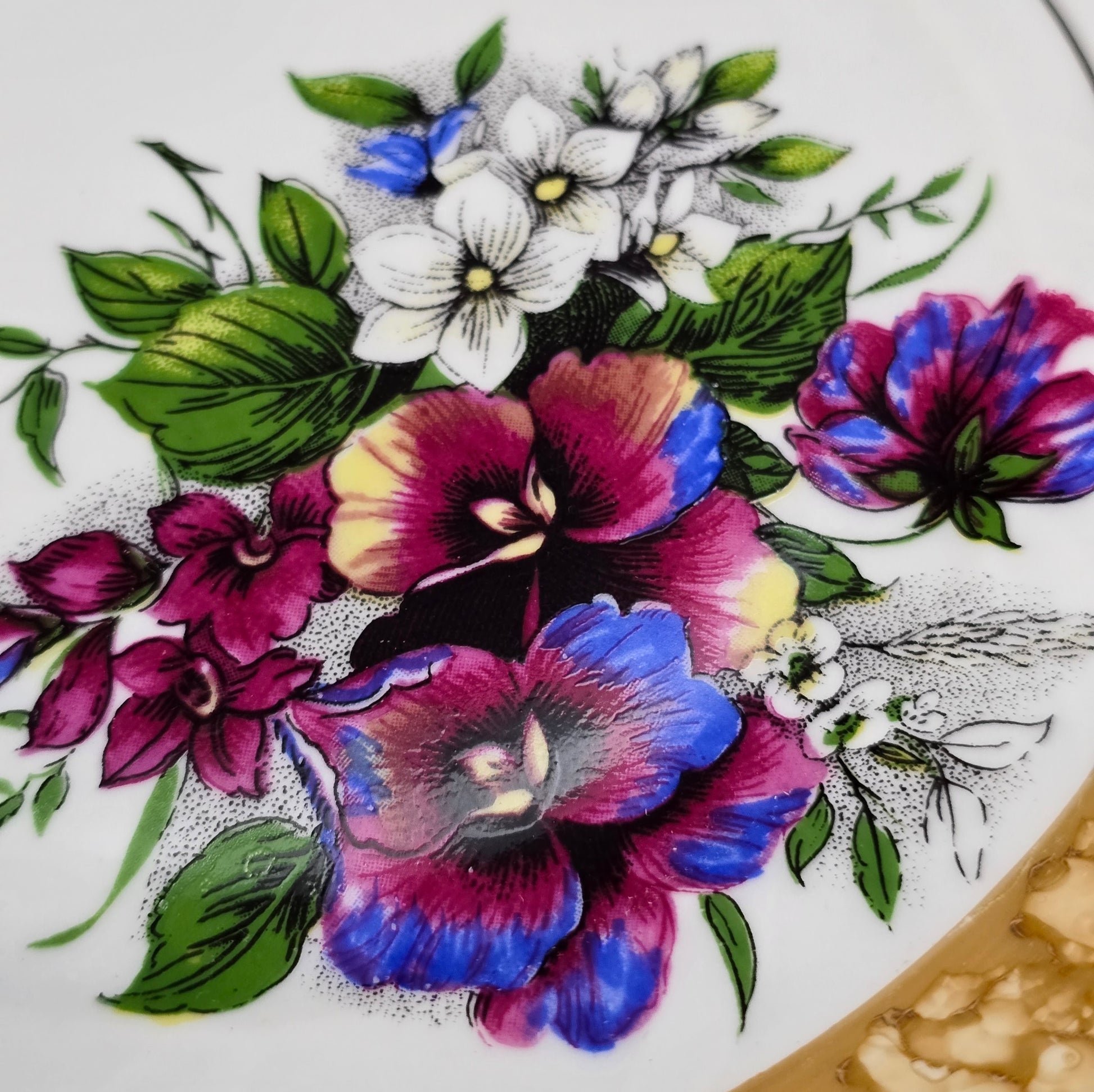 3-teiliges Vintage Sammelgedeck von DW Chodziez aus Polen. Zartes Blumenmotiv, cappuccinofarbener Rand & Golddekor machen dieses Porzellanset zu einem echten Blickfang.