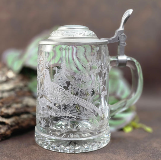 Hochwertiger Vintage Bierkrug von ALWE, 0,5L, Kristallglas mit Gravur „Fasane im Wald“ & Zinn-Deckel. Perfekt für Sammler, Naturfreunde & Biergenuss mit Stil.