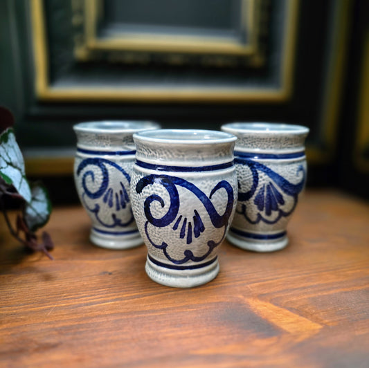 Vintage Becher-Set (3 Stk.) aus Steingut mit Salzglasur – Gerzit 1970er – blaugrau mit Dekor – für Apfelwein & Most – Top-Zustand
